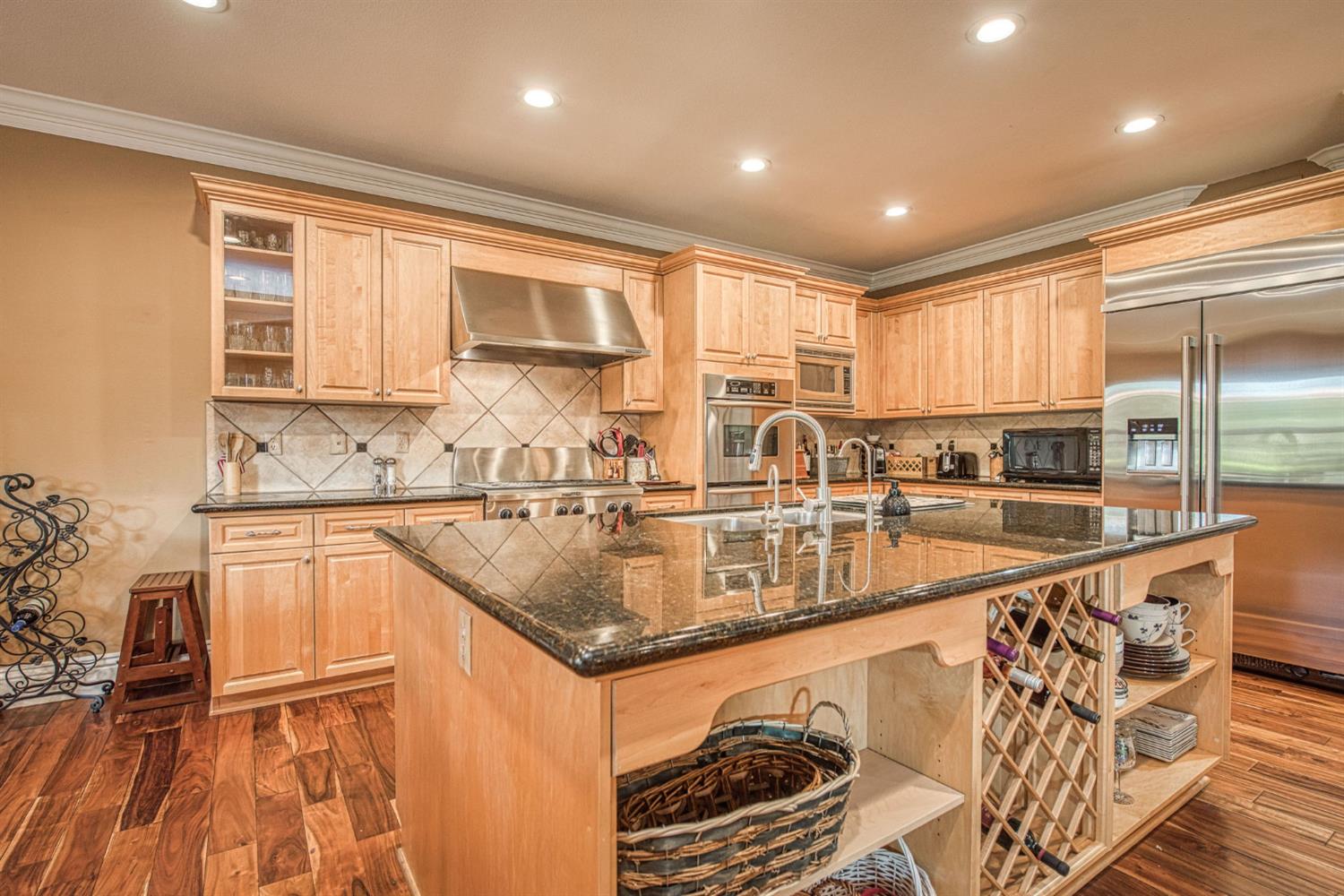 1558 E Shadow Creek Dr, Fresno, CA 93730