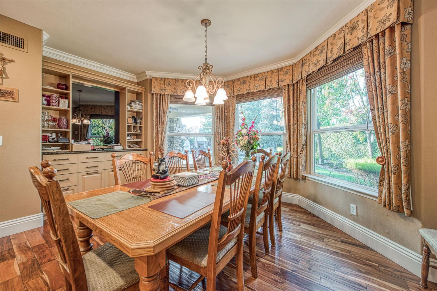 1558 E Shadow Creek Dr, Fresno, CA 93730