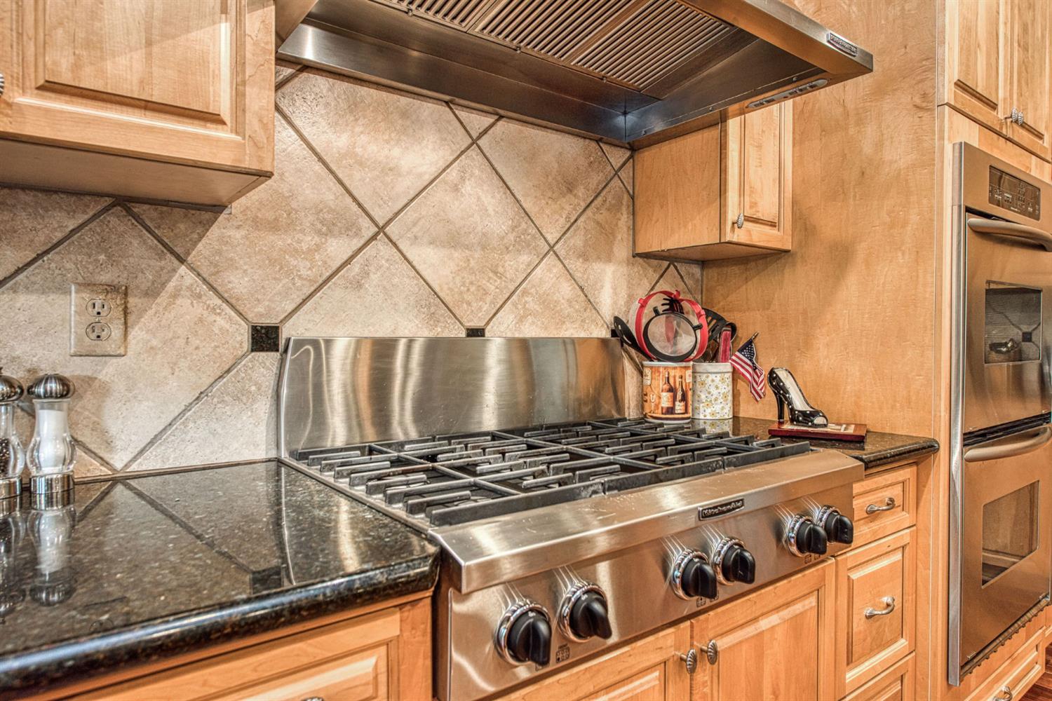 1558 E Shadow Creek Dr, Fresno, CA 93730