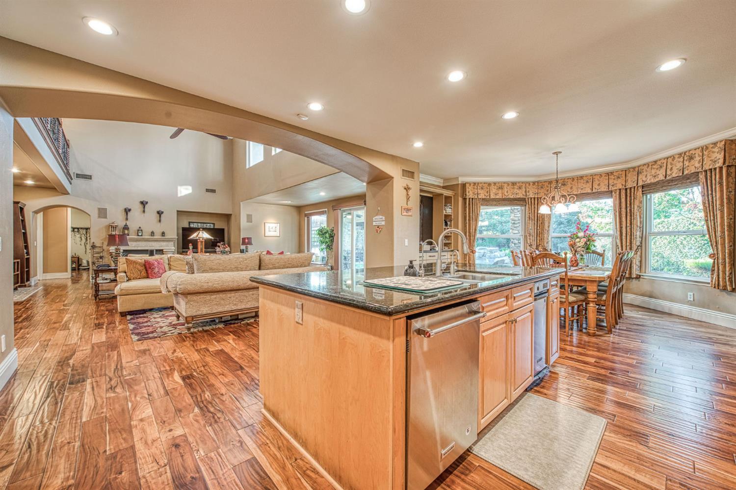 1558 E Shadow Creek Dr, Fresno, CA 93730