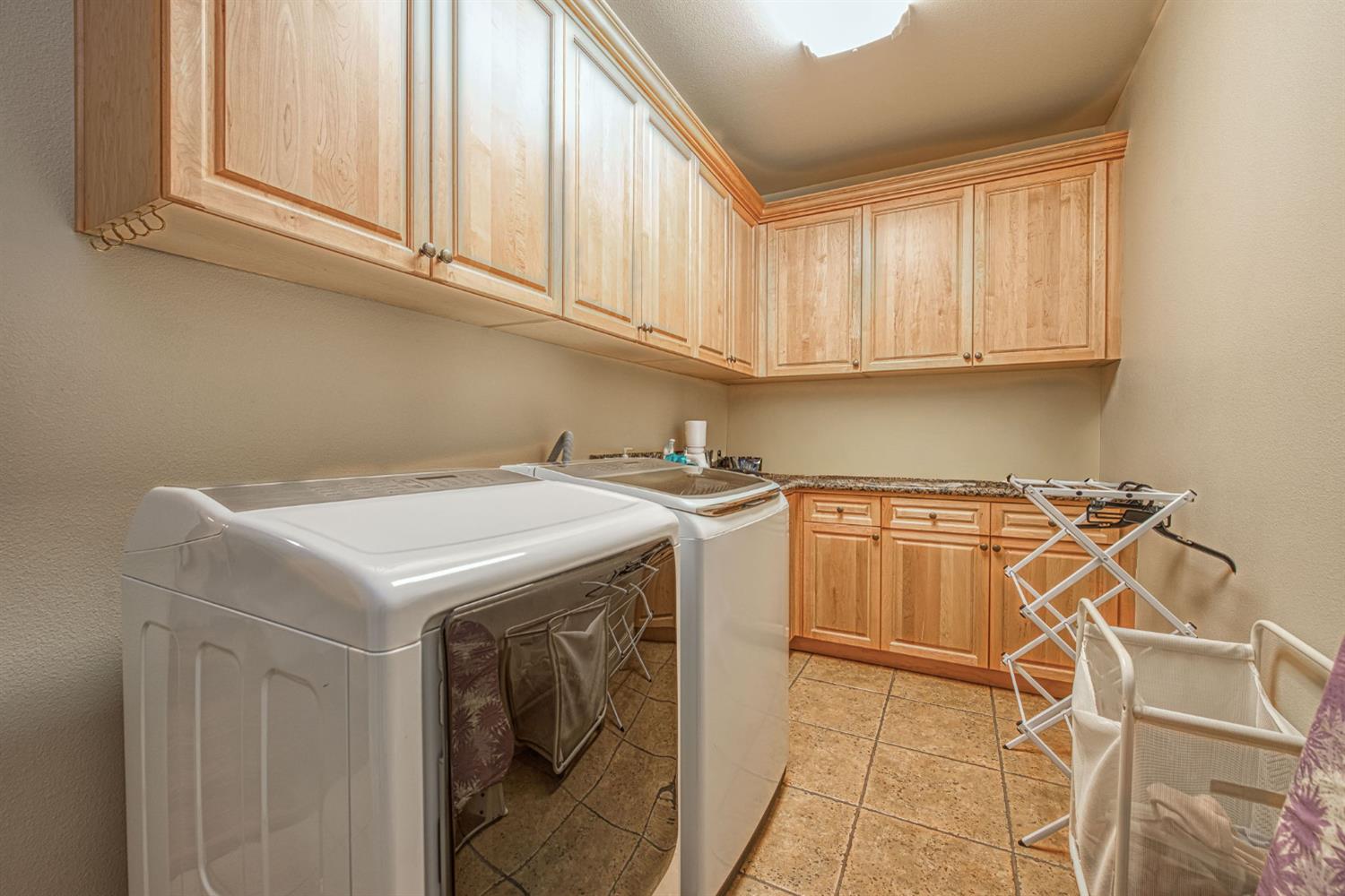 1558 E Shadow Creek Dr, Fresno, CA 93730