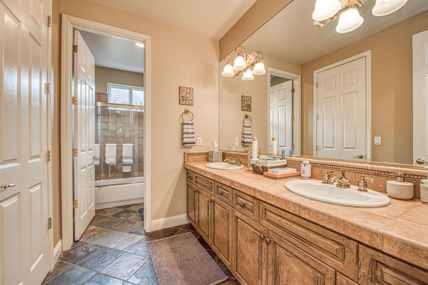 1558 E Shadow Creek Dr, Fresno, CA 93730