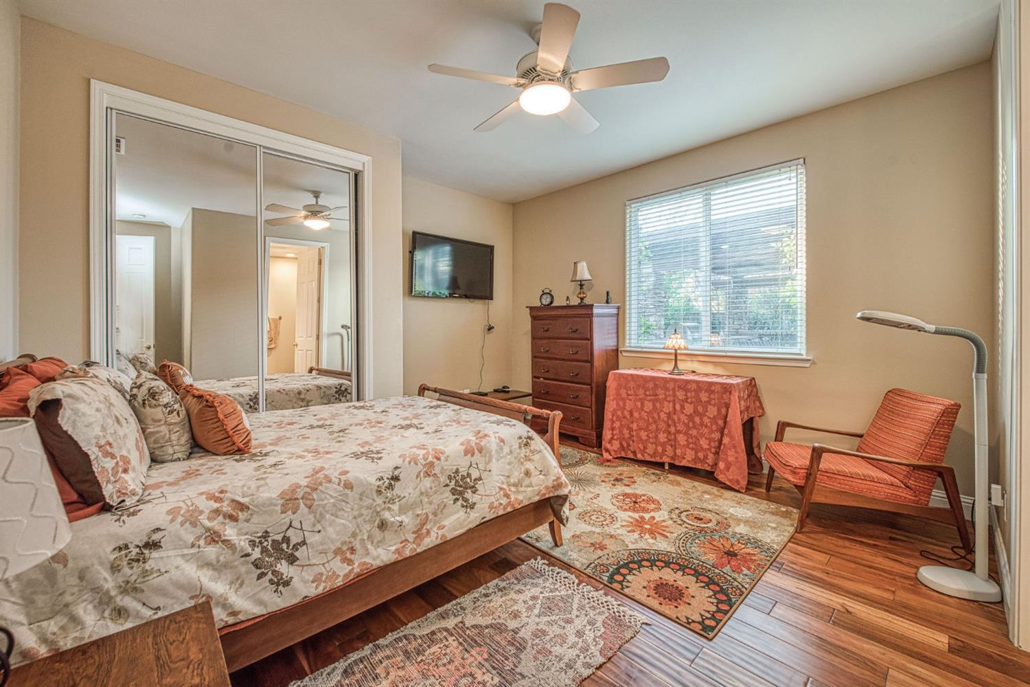 1558 E Shadow Creek Dr, Fresno, CA 93730