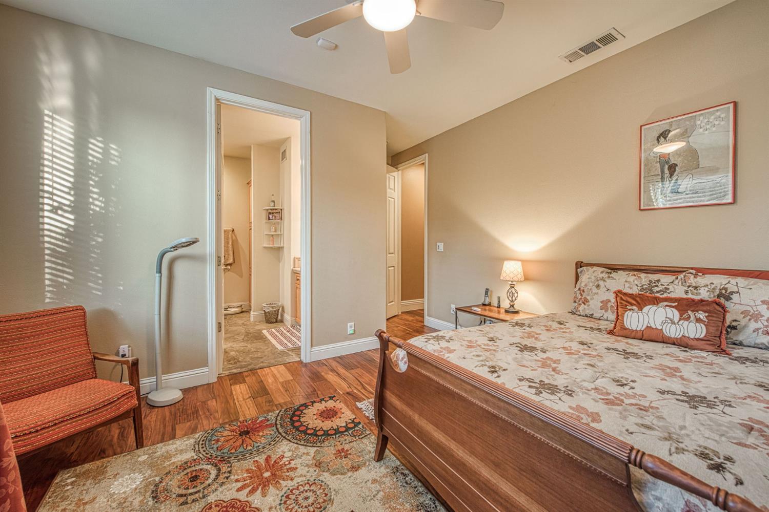 1558 E Shadow Creek Dr, Fresno, CA 93730