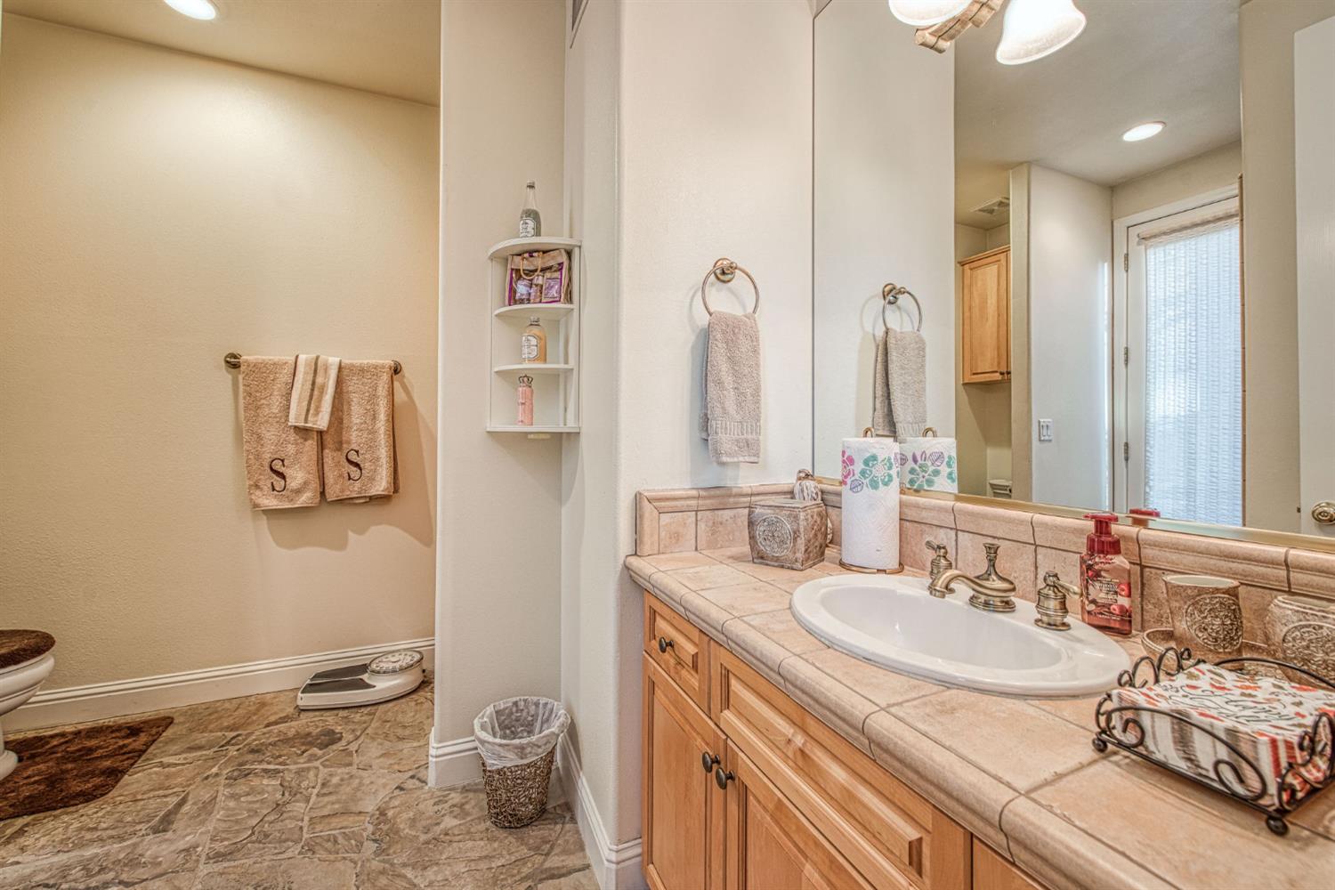 1558 E Shadow Creek Dr, Fresno, CA 93730