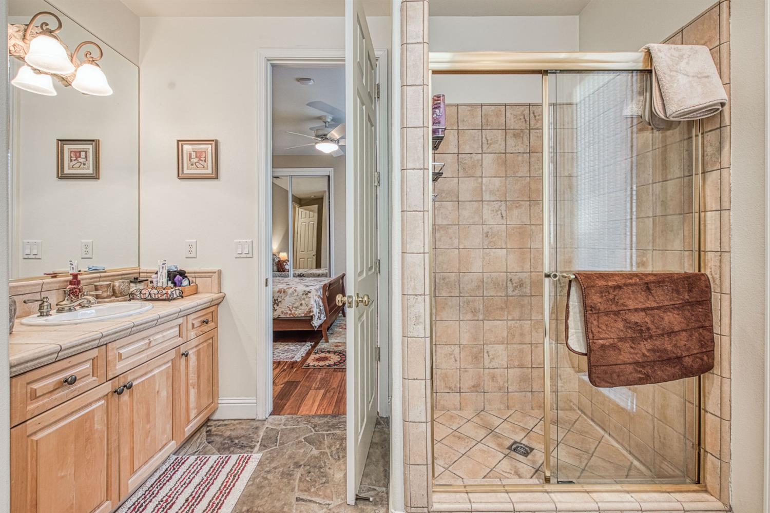 1558 E Shadow Creek Dr, Fresno, CA 93730