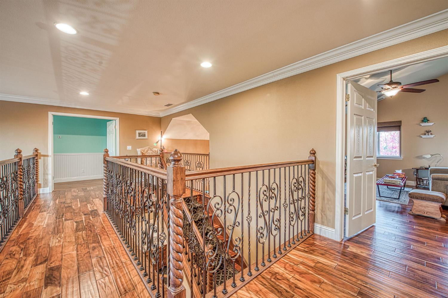 1558 E Shadow Creek Dr, Fresno, CA 93730