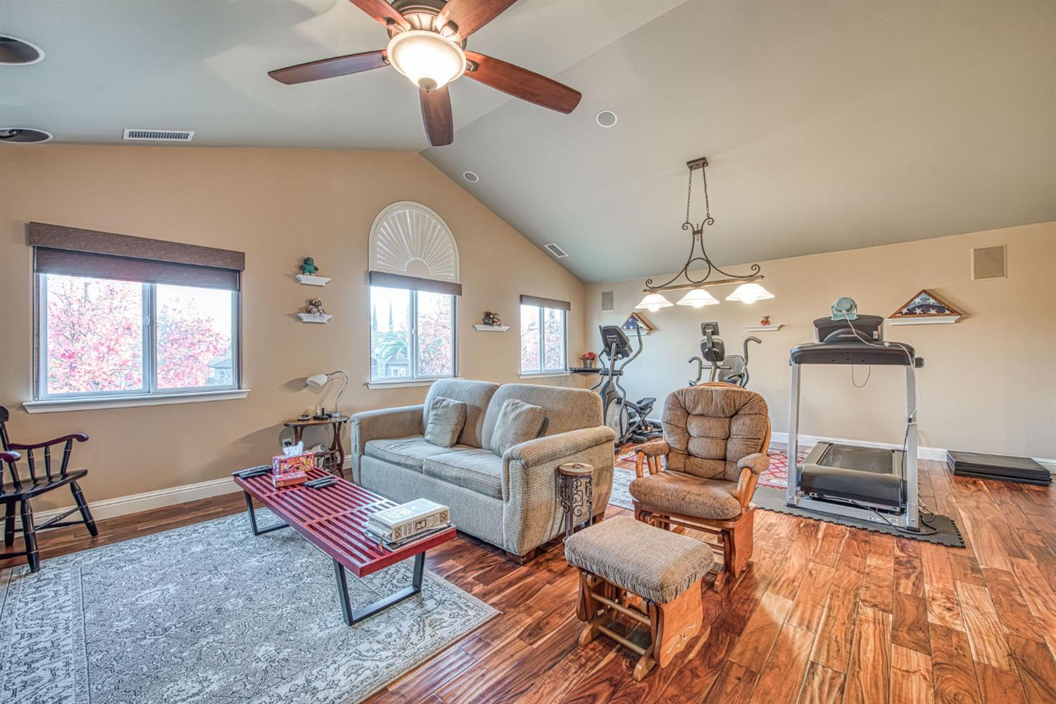 1558 E Shadow Creek Dr, Fresno, CA 93730