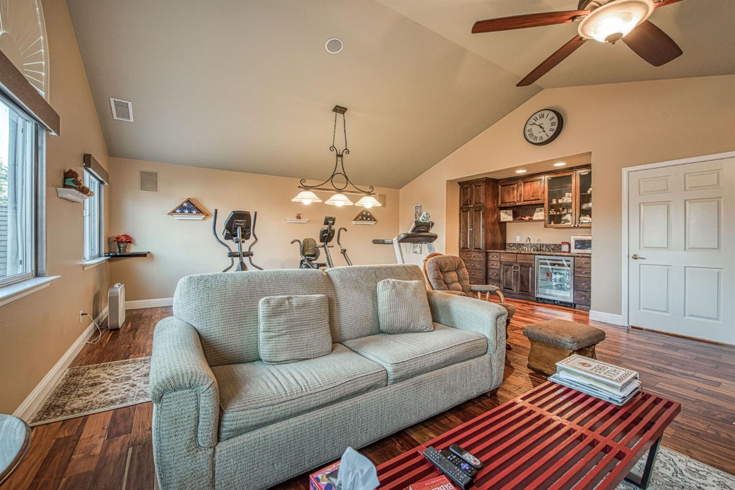 1558 E Shadow Creek Dr, Fresno, CA 93730