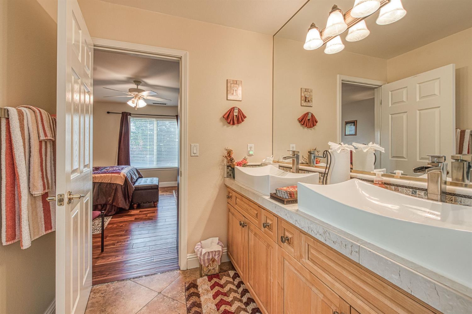 1558 E Shadow Creek Dr, Fresno, CA 93730