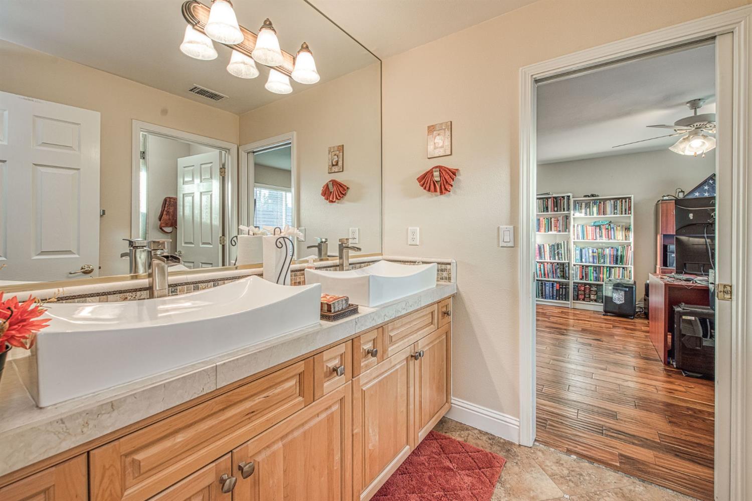 1558 E Shadow Creek Dr, Fresno, CA 93730