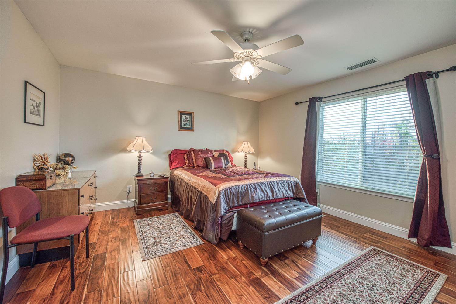 1558 E Shadow Creek Dr, Fresno, CA 93730