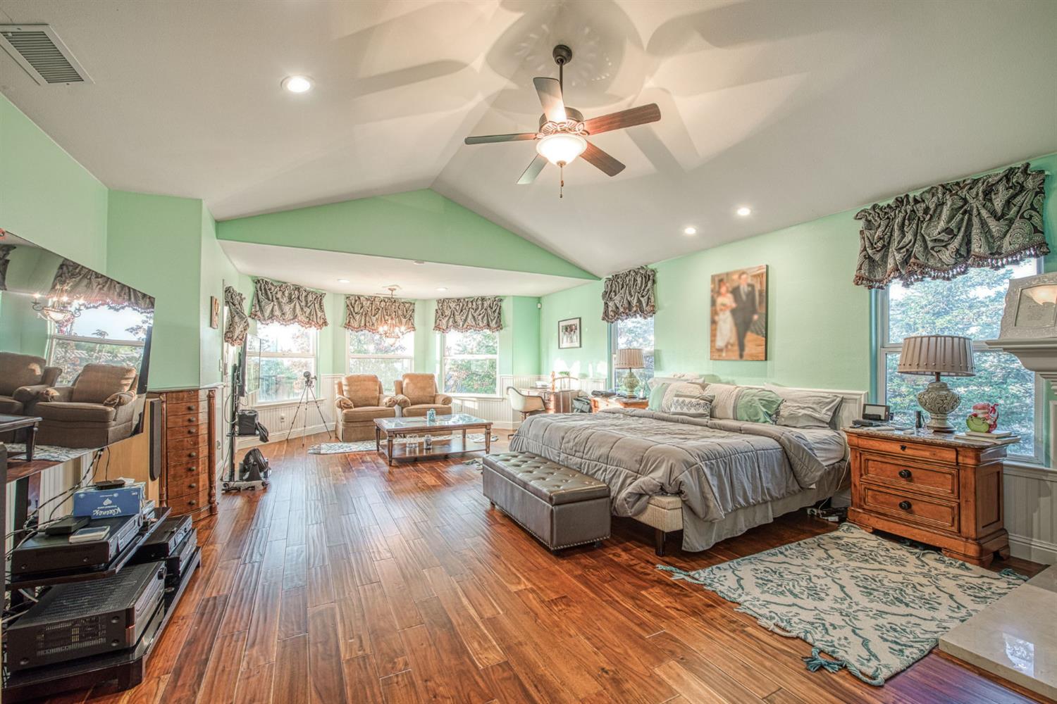 1558 E Shadow Creek Dr, Fresno, CA 93730