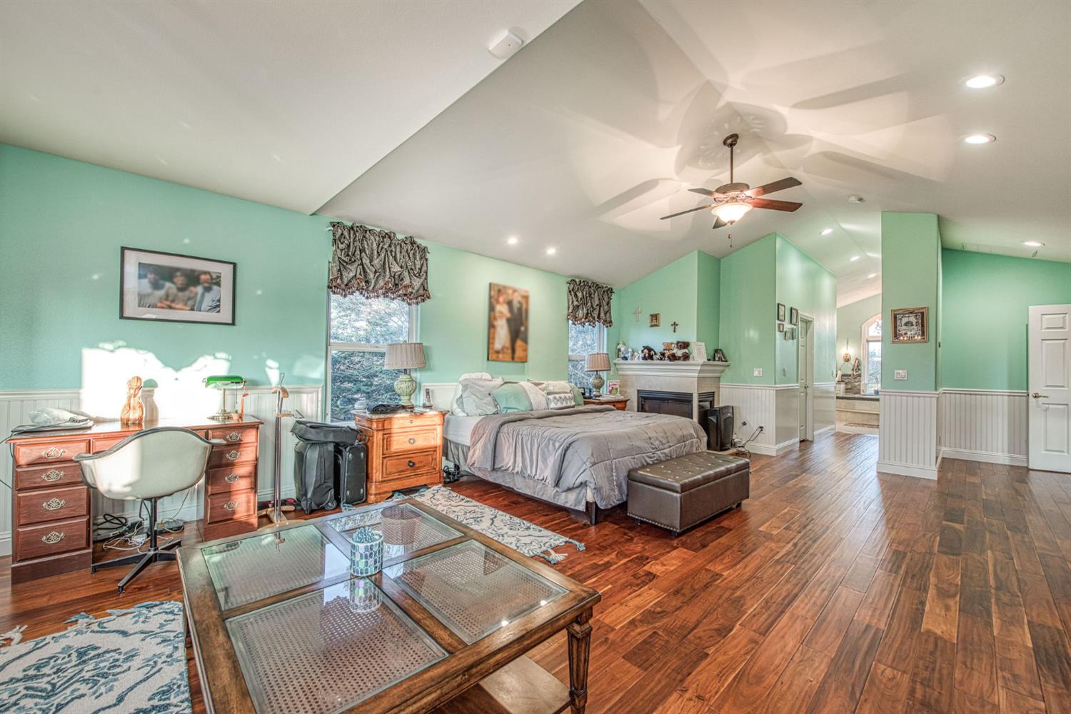 1558 E Shadow Creek Dr, Fresno, CA 93730