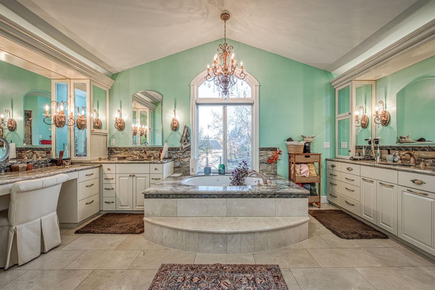 1558 E Shadow Creek Dr, Fresno, CA 93730