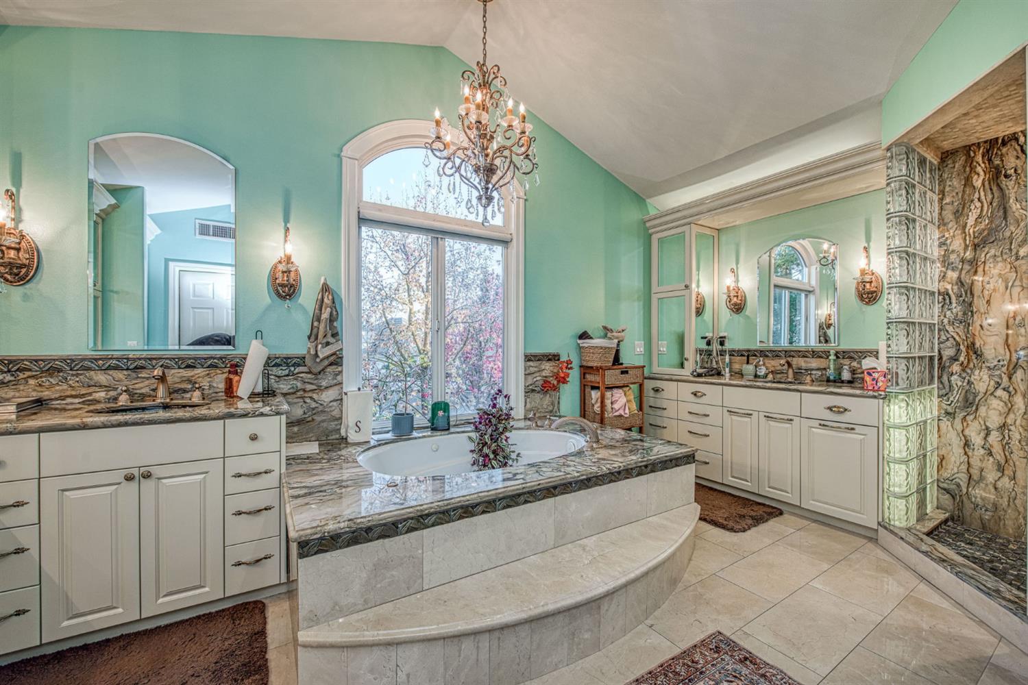 1558 E Shadow Creek Dr, Fresno, CA 93730