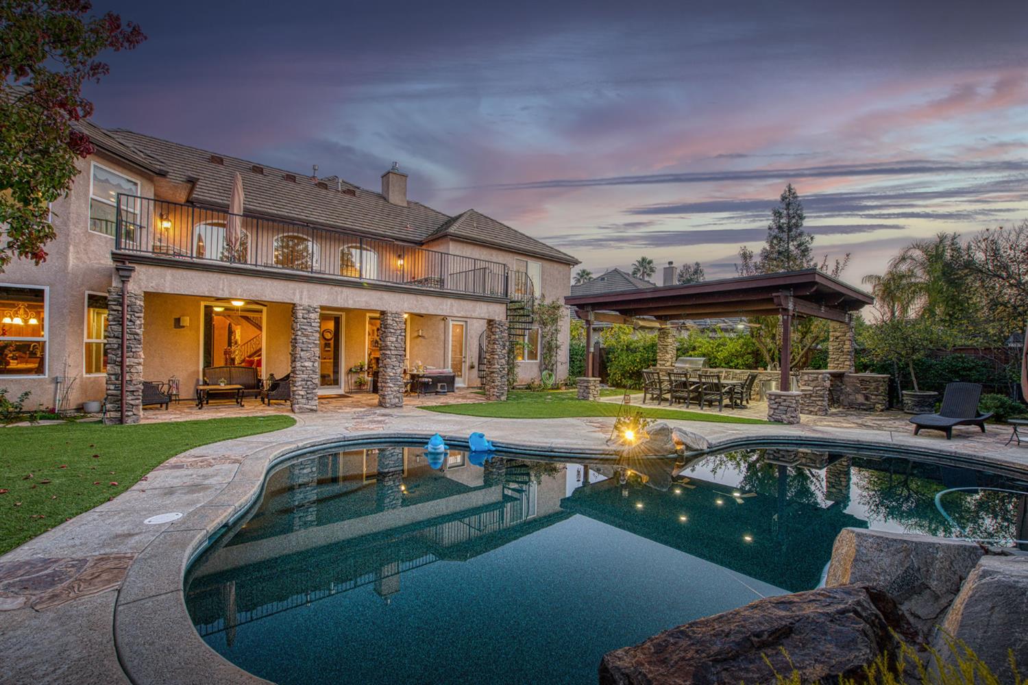 1558 E Shadow Creek Dr, Fresno, CA 93730