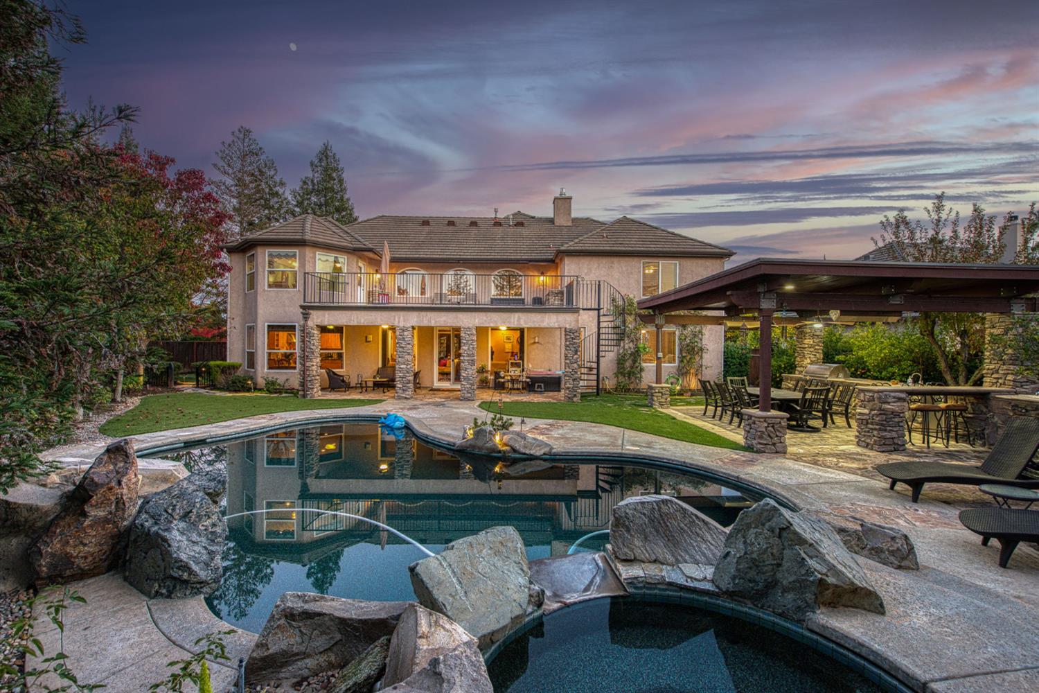 1558 E Shadow Creek Dr, Fresno, CA 93730