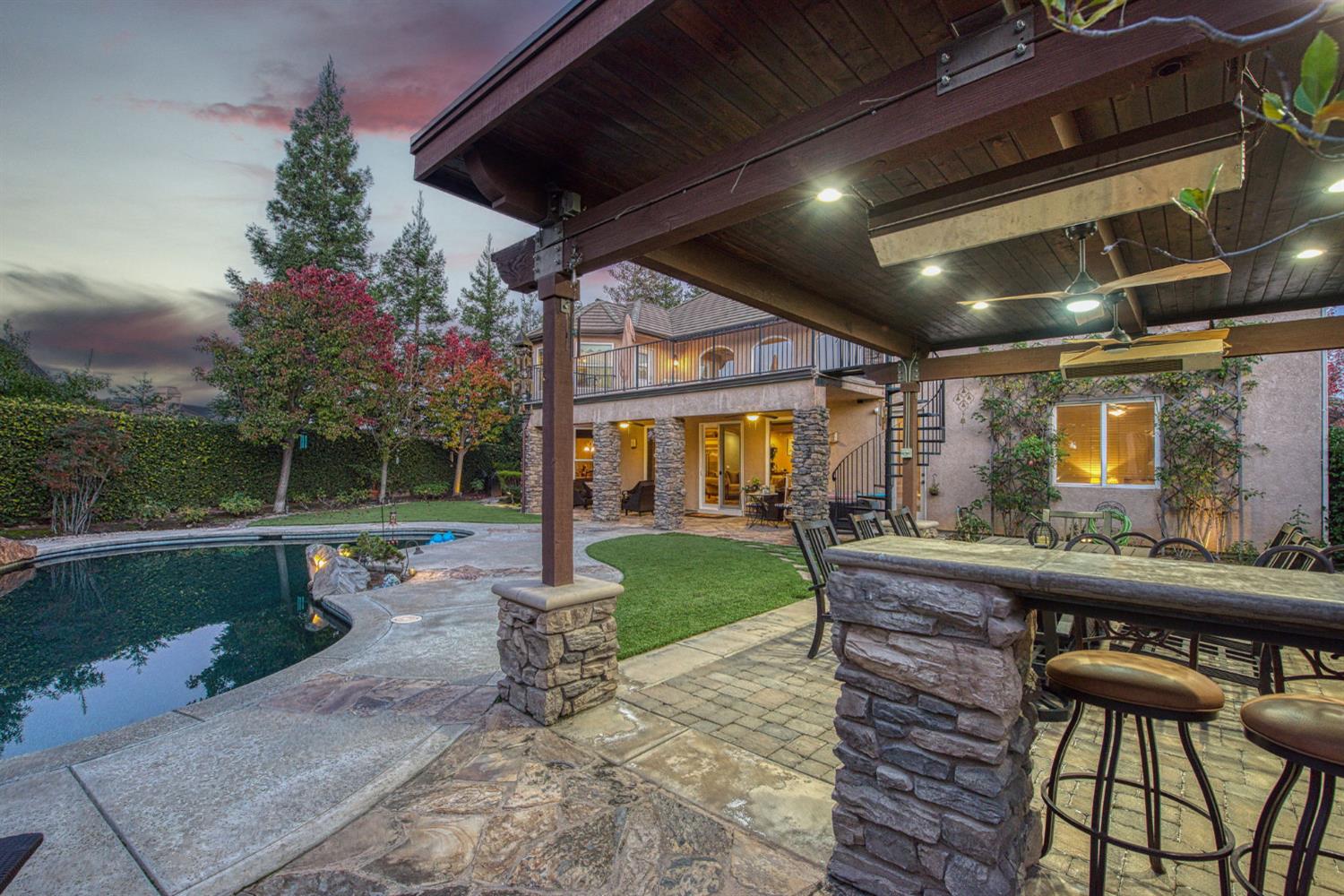 1558 E Shadow Creek Dr, Fresno, CA 93730