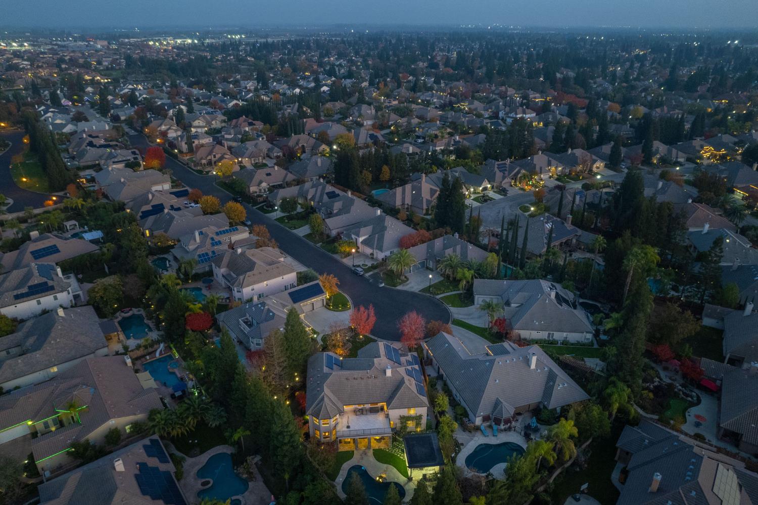 1558 E Shadow Creek Dr, Fresno, CA 93730