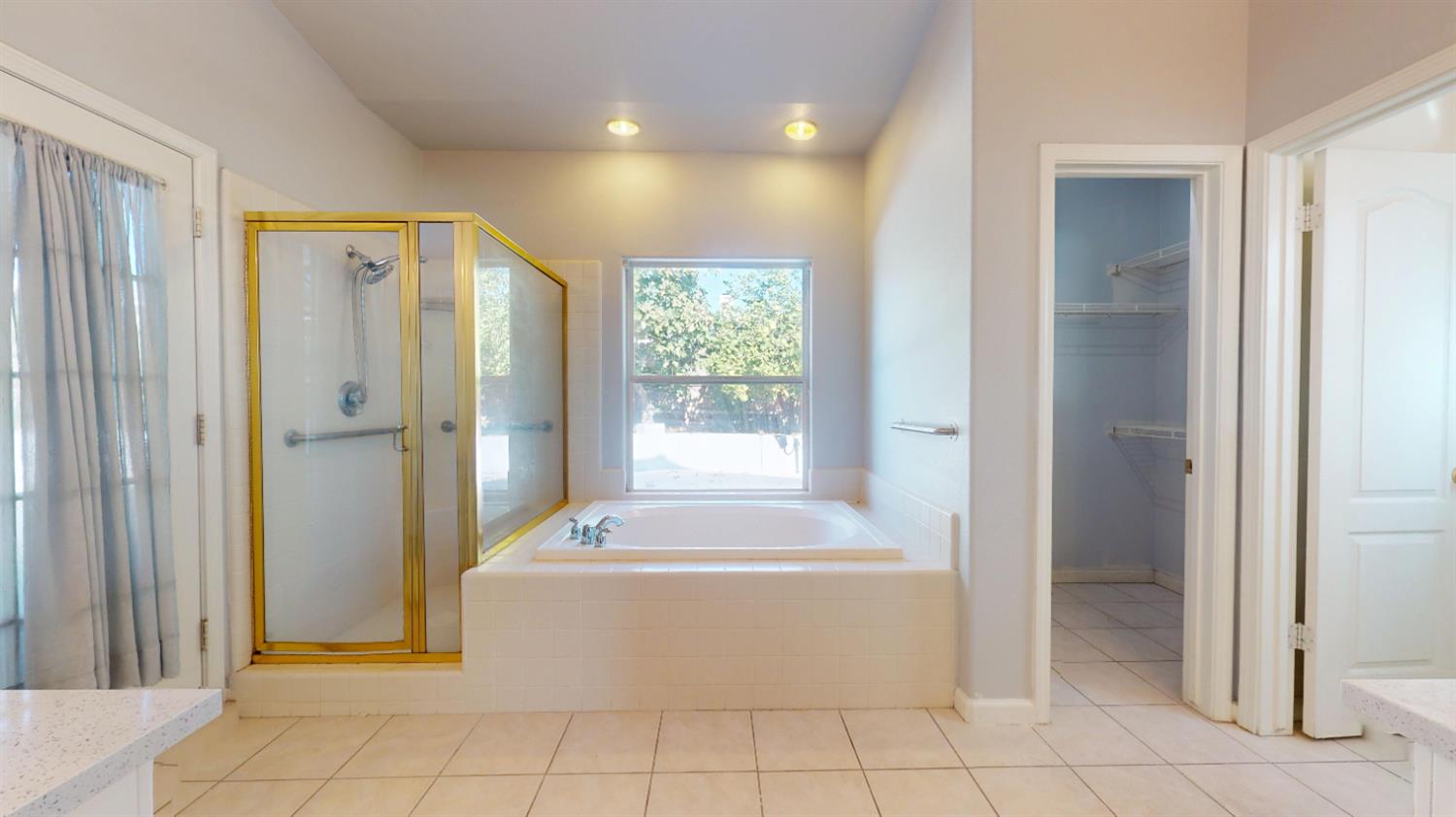 2944 E Christopher Dr, Fresno, CA 93720