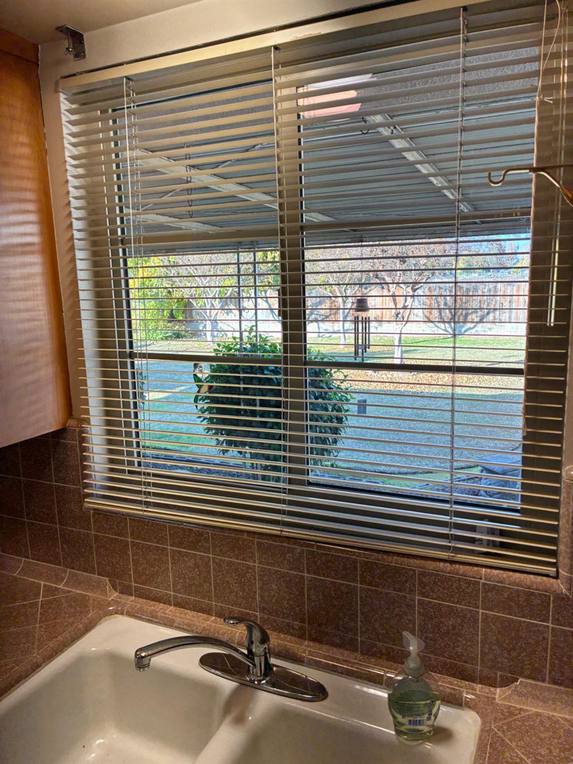 6874 E E. Olive Ave E, Fresno, CA 93727