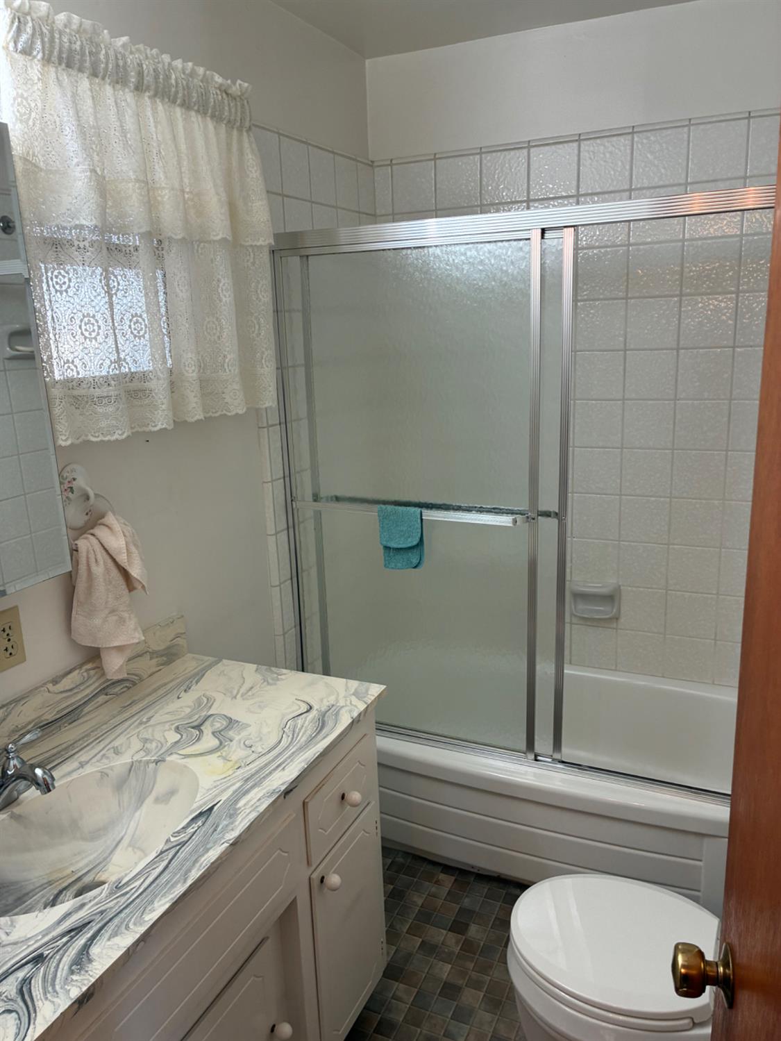 6874 E E. Olive Ave E, Fresno, CA 93727