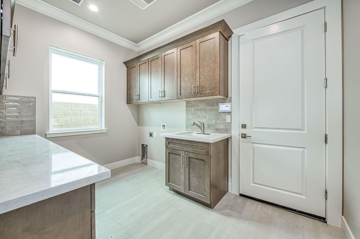 11421 N Live Oak Dr, Fresno, CA 93730