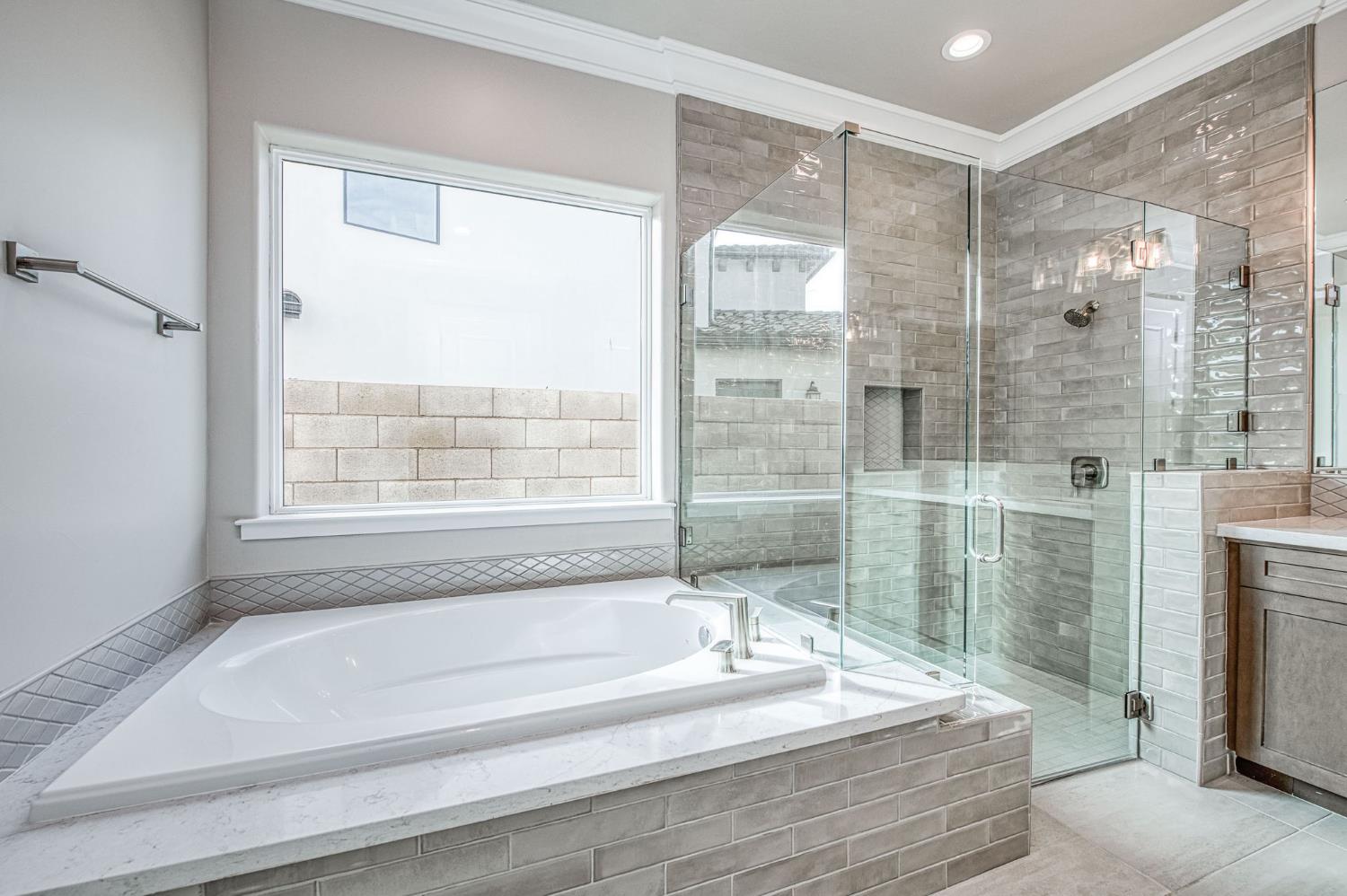 11421 N Live Oak Dr, Fresno, CA 93730