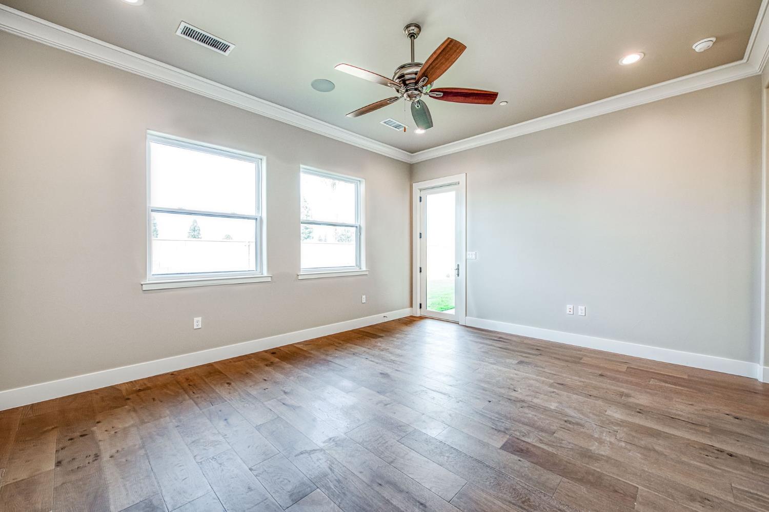 11421 N Live Oak Dr, Fresno, CA 93730