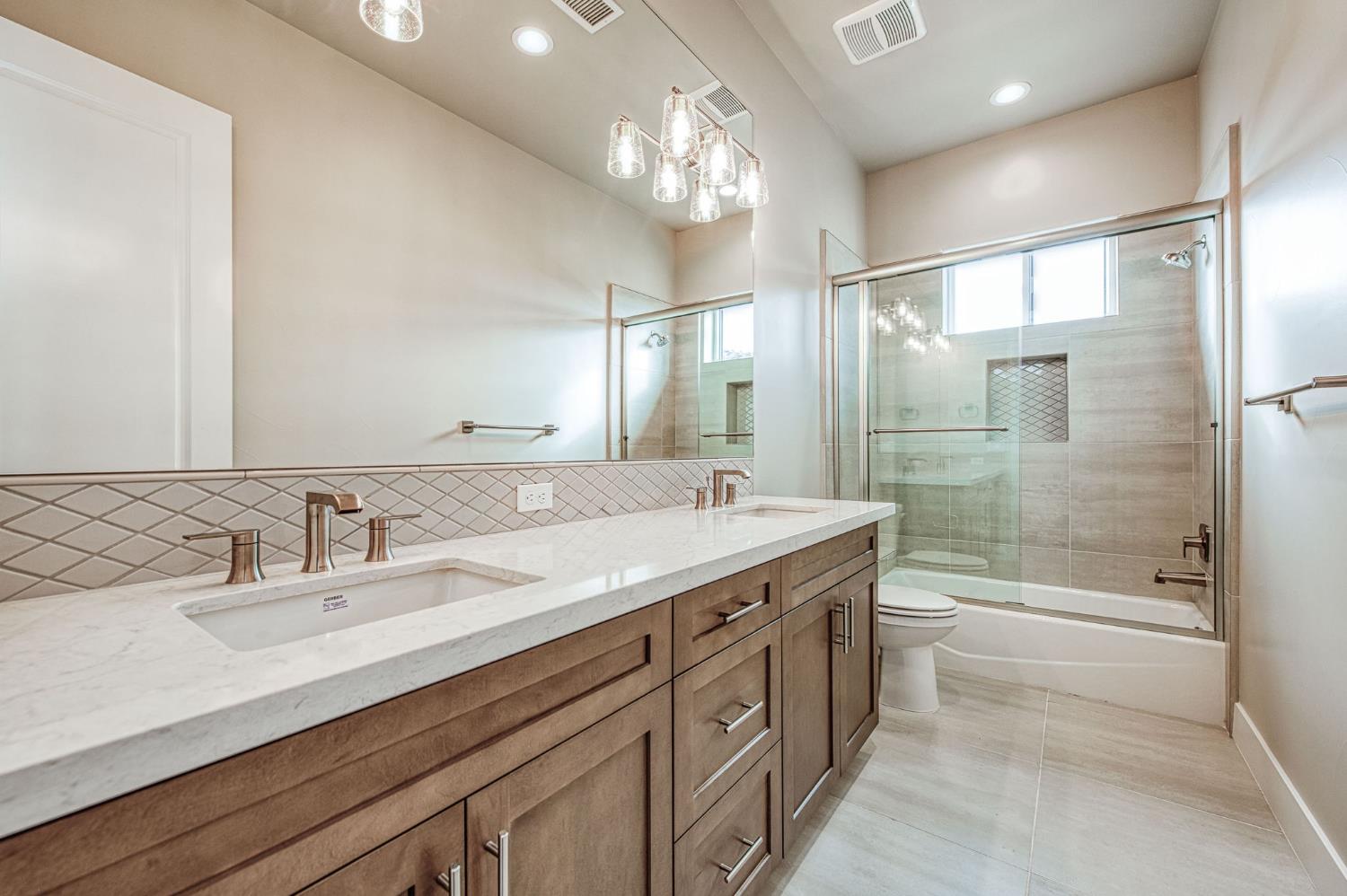 11421 N Live Oak Dr, Fresno, CA 93730