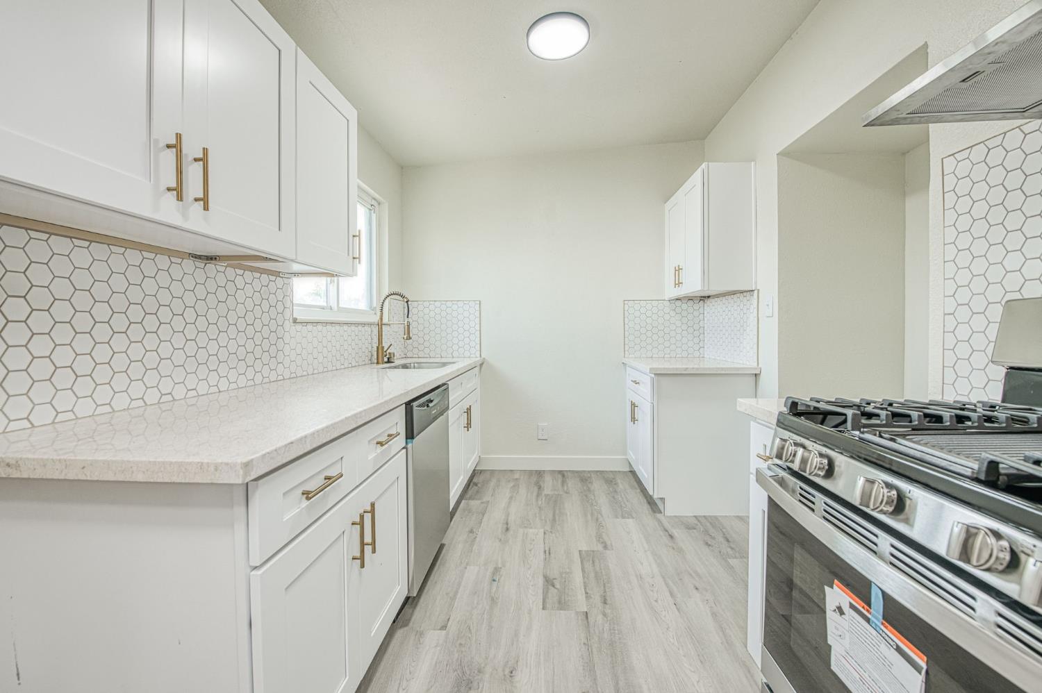 255 W Hawes Ave, Fresno, CA 93706