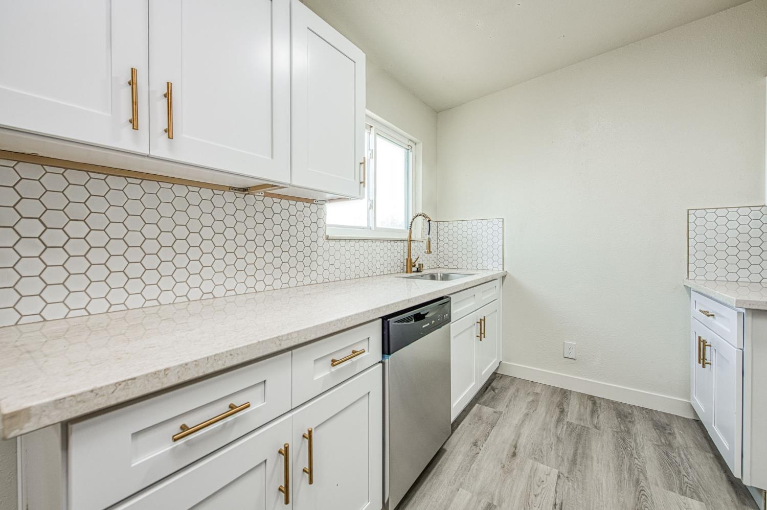 255 W Hawes Ave, Fresno, CA 93706