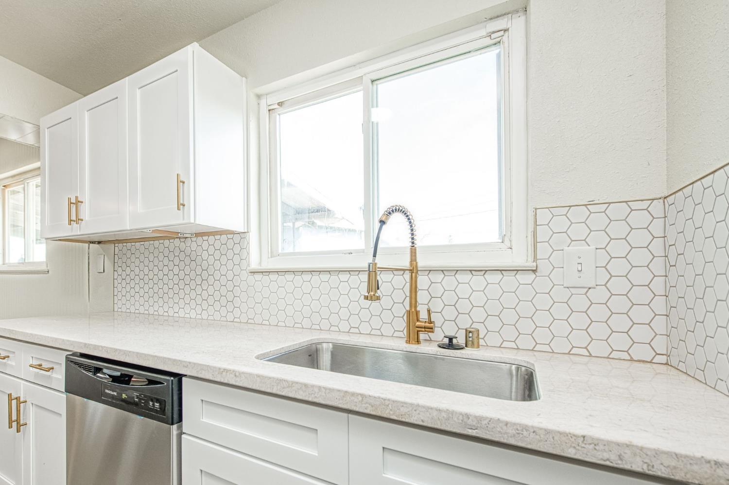 255 W Hawes Ave, Fresno, CA 93706