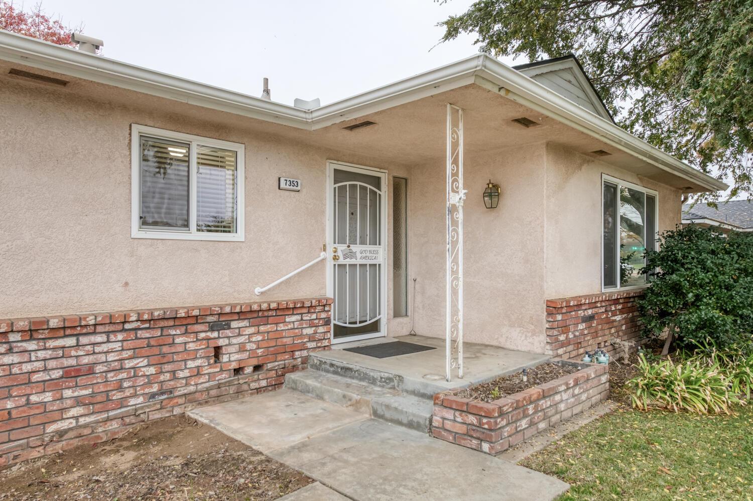 7353 N Bond St, Fresno, CA 93720
