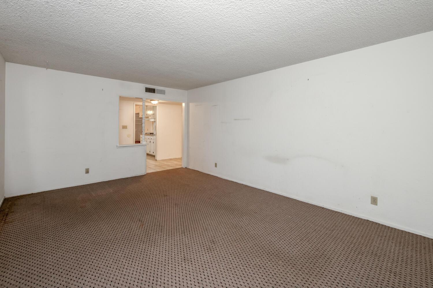 7353 N Bond St, Fresno, CA 93720