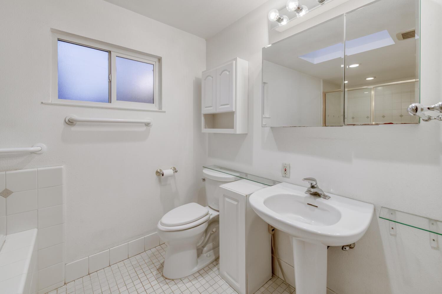 7353 N Bond St, Fresno, CA 93720