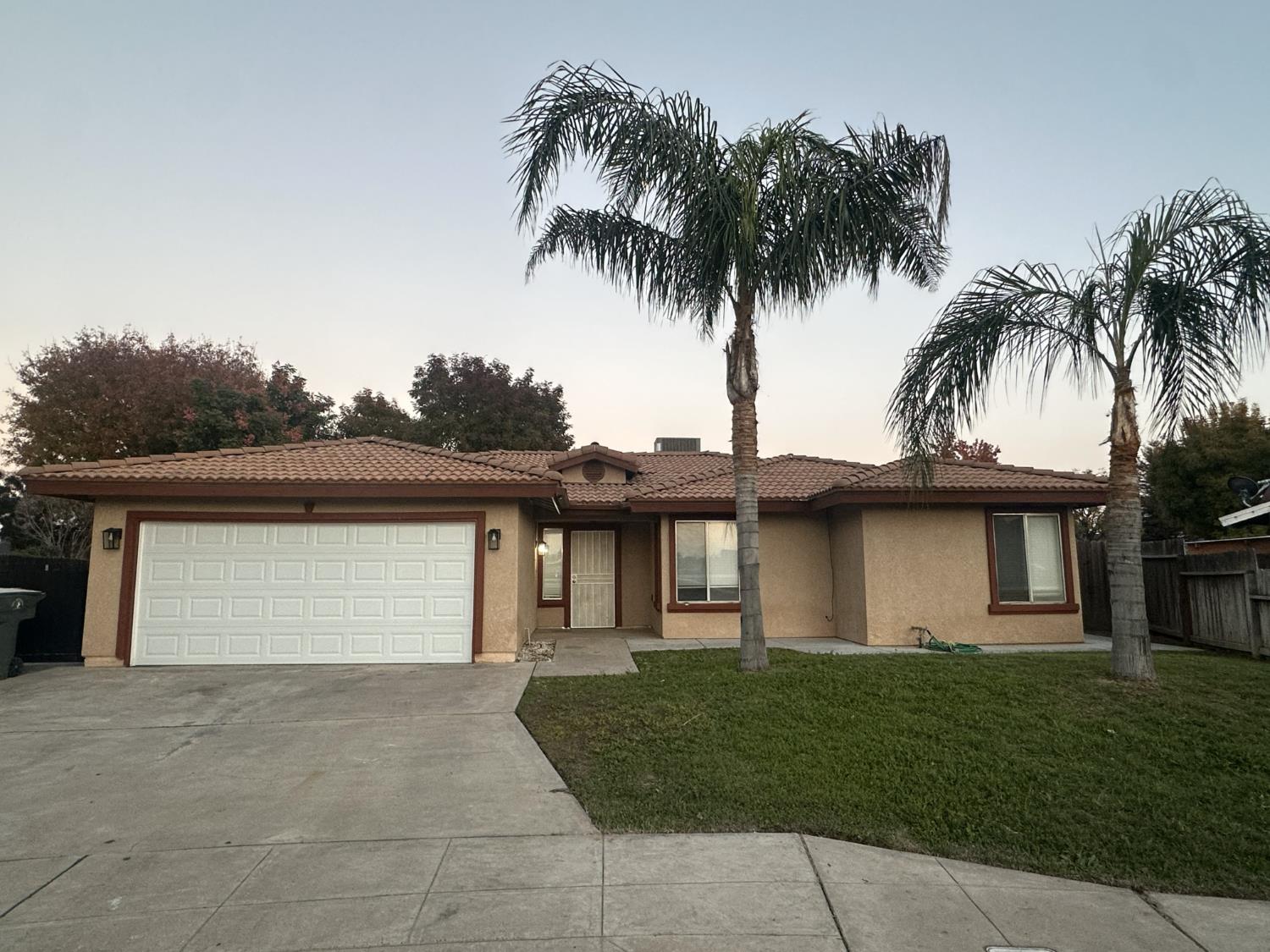 555 W Ashcroft Ave, Clovis, CA 93612