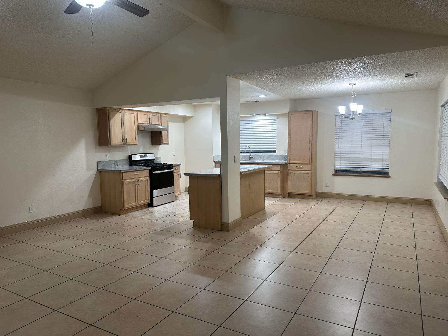 555 W Ashcroft Ave, Clovis, CA 93612