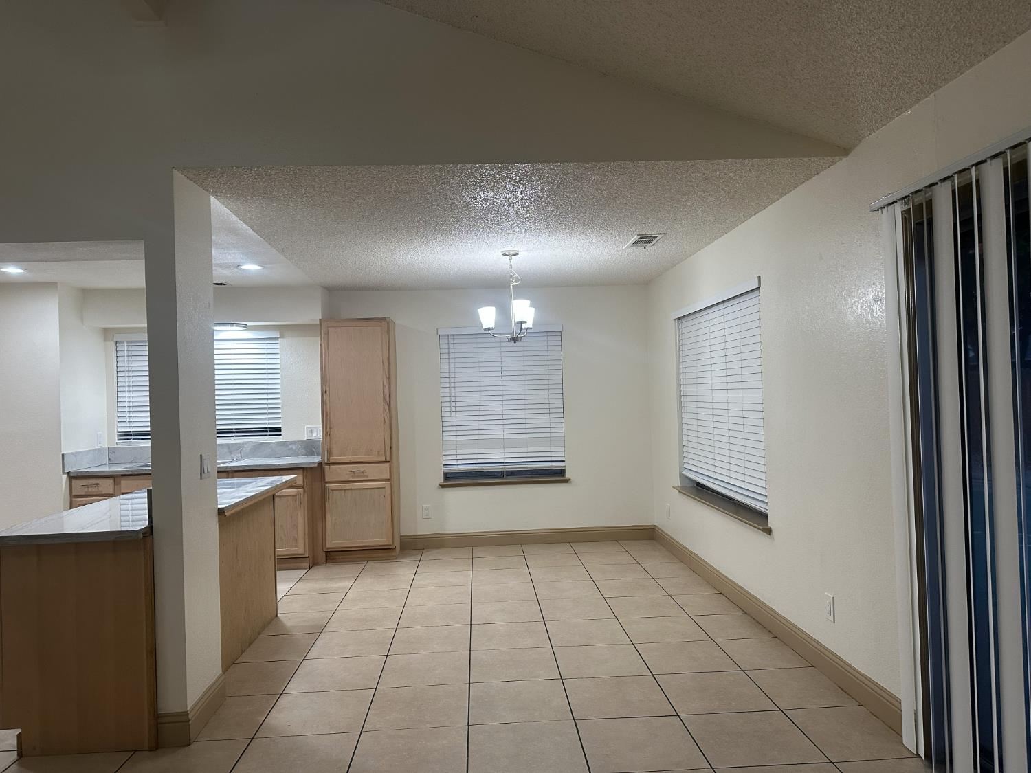 555 W Ashcroft Ave, Clovis, CA 93612