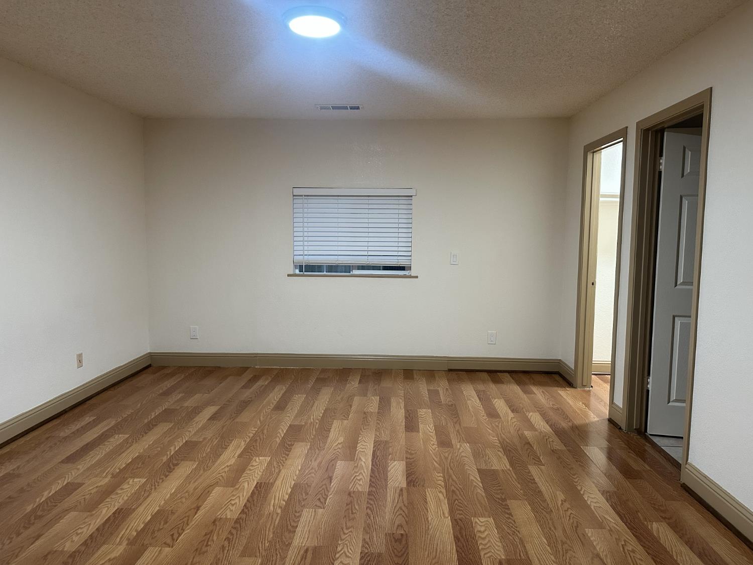 555 W Ashcroft Ave, Clovis, CA 93612