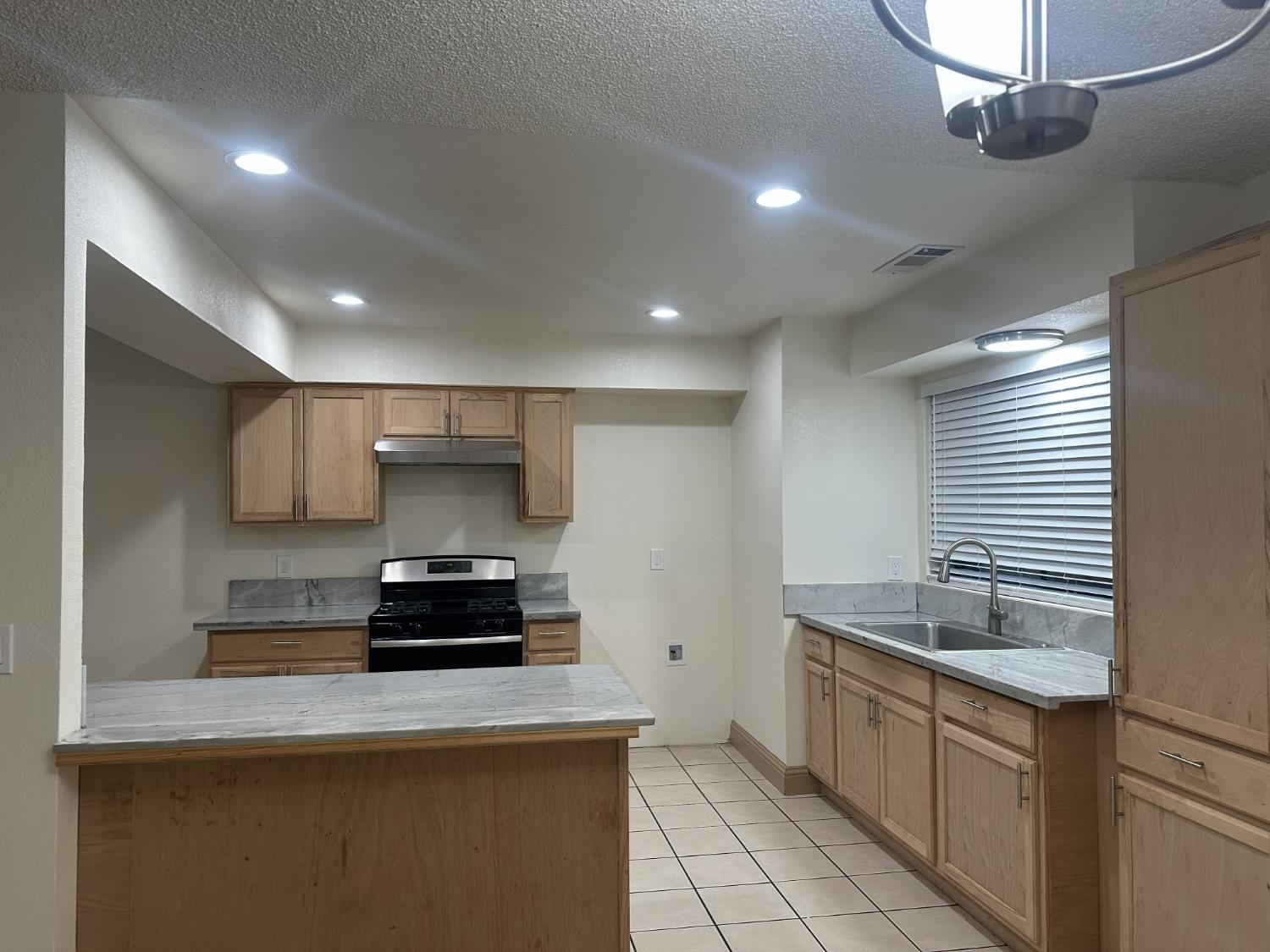 555 W Ashcroft Ave, Clovis, CA 93612