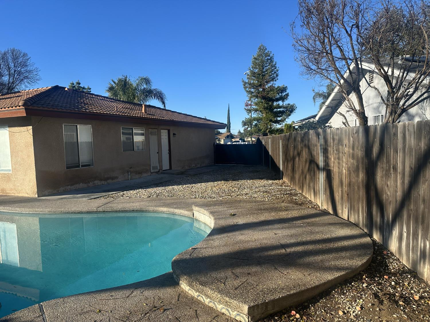 555 W Ashcroft Ave, Clovis, CA 93612