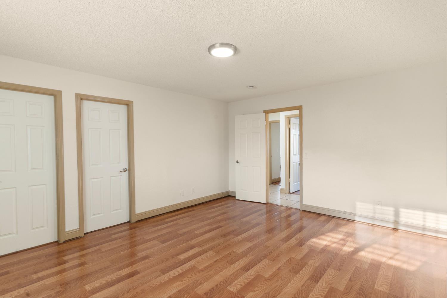 555 W Ashcroft Ave, Clovis, CA 93612