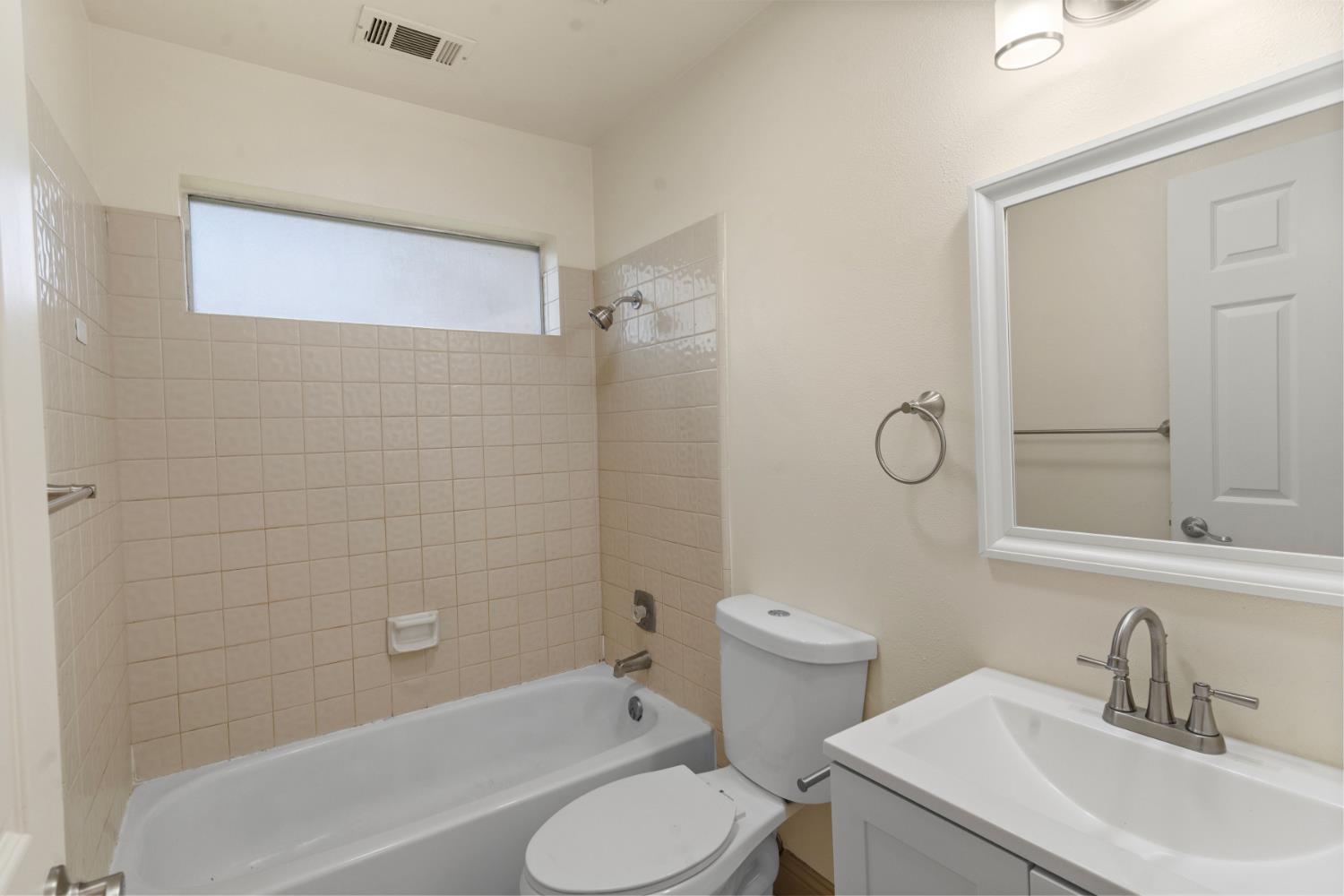 555 W Ashcroft Ave, Clovis, CA 93612