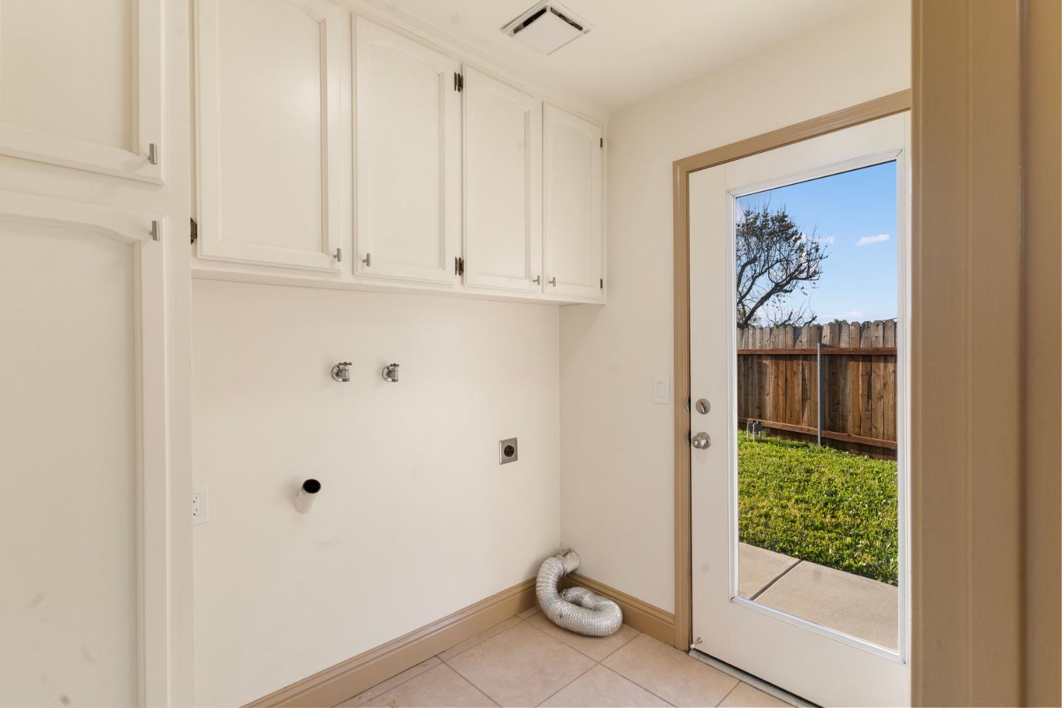 555 W Ashcroft Ave, Clovis, CA 93612