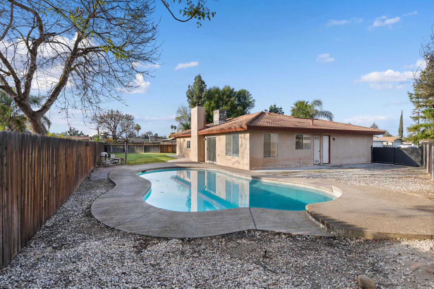 555 W Ashcroft Ave, Clovis, CA 93612