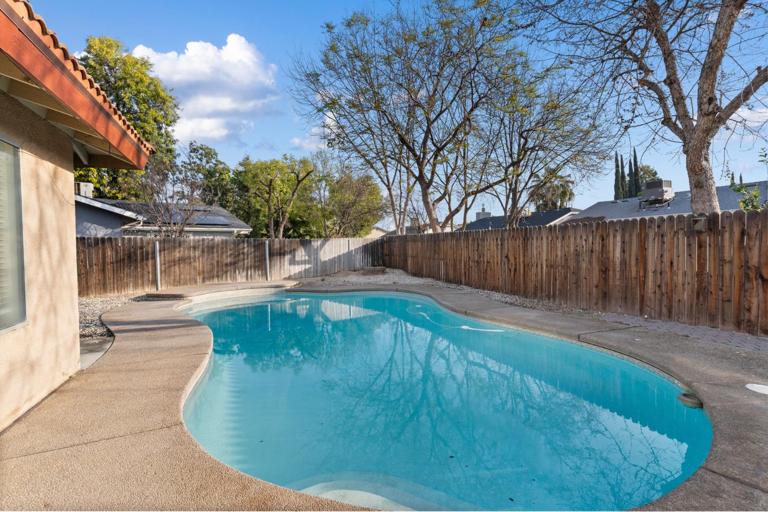 555 W Ashcroft Ave, Clovis, CA 93612