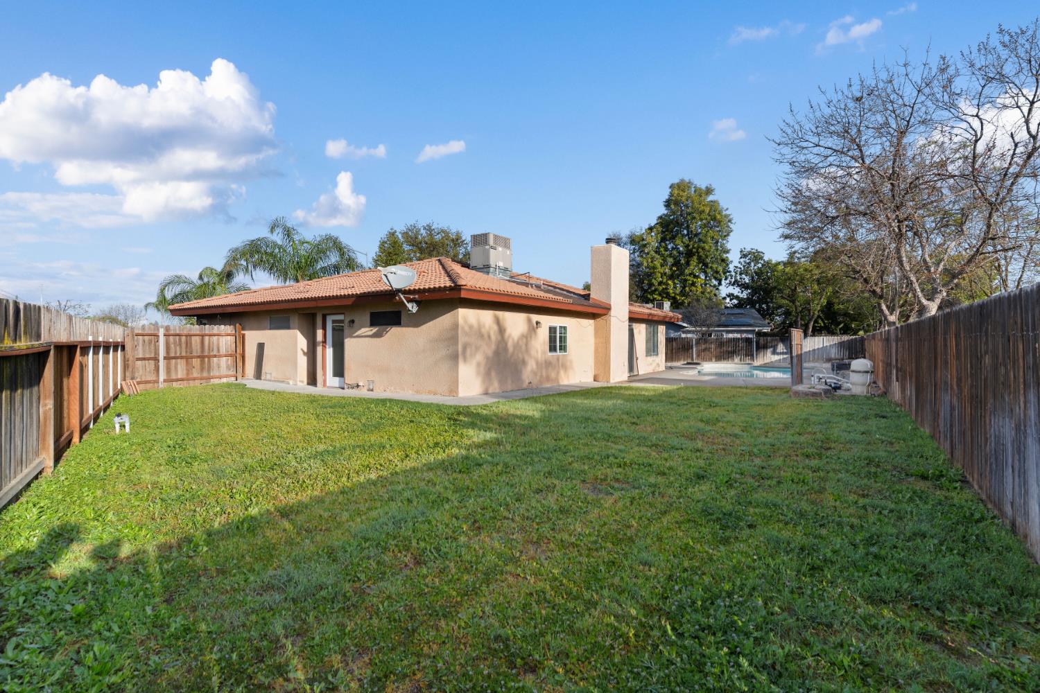 555 W Ashcroft Ave, Clovis, CA 93612