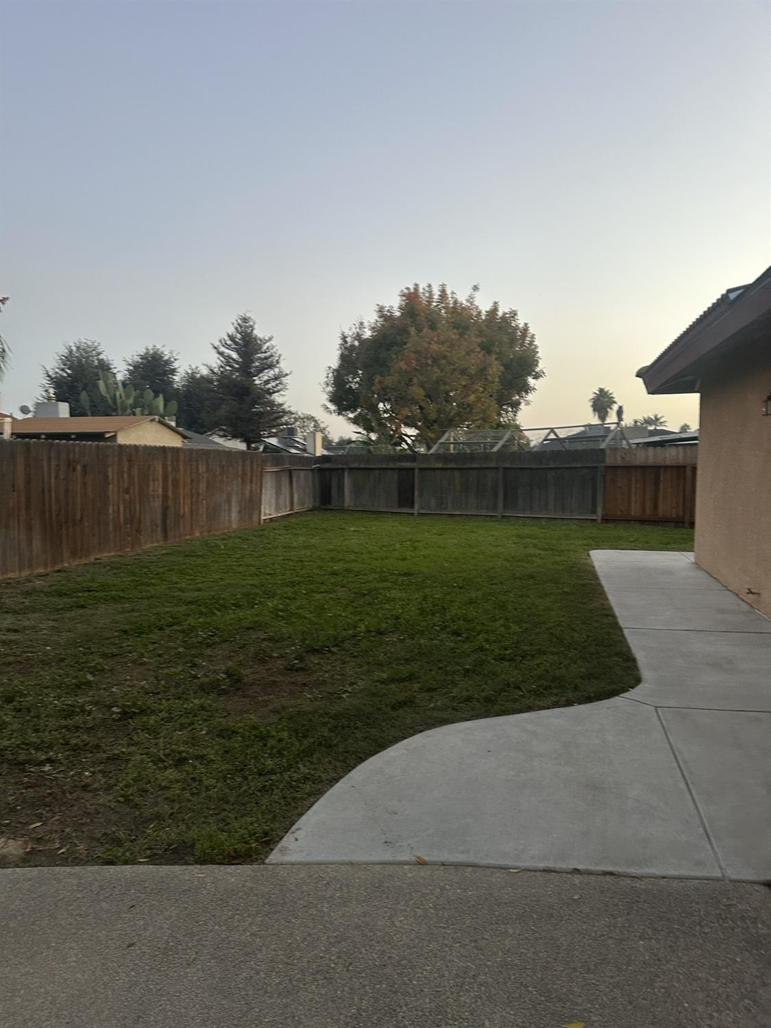 555 W Ashcroft Ave, Clovis, CA 93612